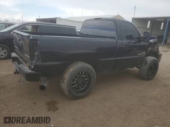 2005 Chevrolet Silverado 3500 z VIN 1GBJK34295E322324, wystawiony jako Copart lot #55604185 z przebiegiem 246 422 mil mil oraz Szkoda całkowita • Salvage title. Historia ofert i sprzedaży dostępna na DreamBid. Obrazek 3.