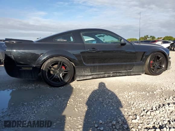 2005 Ford Mustang GT Deluxe с VIN 1ZVFT82H555124016, выставлен на аукционе Copart как лот 90660955 с пробегом 62 106 миль миль и Чистый • Clean title. История ставок и продаж доступна на DreamBid. Изображение 3.