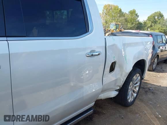 2021 Chevrolet Silverado 1500 High Country with VIN 1GCUYHEL3MZ272071, listed as a IAAI auction lot 43215932 with 113,190 mi miles and . Bid and sale history available at DreamBid. Image 6.
