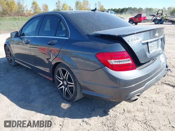 2014 Mercedes-Benz C 250 Sport z VIN WDDGF4HB2EG230394, wystawiony jako IAAI lot #43367403 z przebiegiem 97 860 mil mil oraz . Historia ofert i sprzedaży dostępna na DreamBid. Obrazek 3.