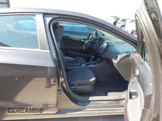 2016 Chevrolet Cruze LT z VIN 1G1BE5SMXG7231036, wystawiony jako IAAI lot #43192847 z przebiegiem 54 310 mil mil oraz . Historia ofert i sprzedaży dostępna na DreamBid. Obrazek 5.