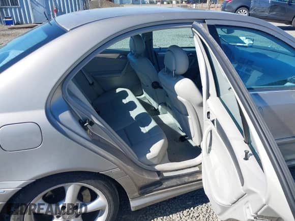 2005 Mercedes-Benz C 230 Kompressor z VIN WDBRF40J15A679931, wystawiony jako IAAI lot #43220115 z przebiegiem 151 395 mil mil oraz . Historia ofert i sprzedaży dostępna na DreamBid. Obrazek 8.