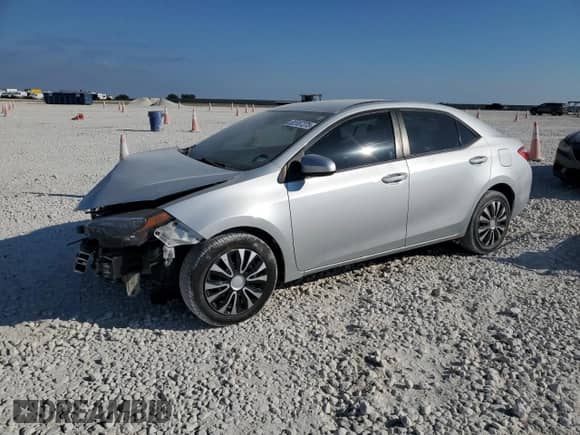 2019 Toyota Corolla XLE z VIN 5YFBURHE5KP873396, wystawiony jako Copart lot #82557275 z przebiegiem 117 961 mil mil oraz Czysty tytuł • Clean title. Historia ofert i sprzedaży dostępna na DreamBid. Obrazek 1.