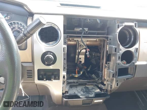 2013 Ford F-150 XL z VIN 1FTFW1CFXDKD72566, wystawiony jako IAAI lot #43180999 z przebiegiem 128 057 mil mil oraz . Historia ofert i sprzedaży dostępna na DreamBid. Obrazek 18.