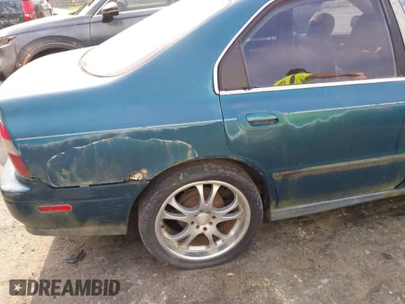 1994 Honda Accord LX z VIN 1HGCD5631RA068896, wystawiony jako IAAI lot #42552798 z przebiegiem 283 022 mil mil oraz . Historia ofert i sprzedaży dostępna na DreamBid. Obrazek 11.