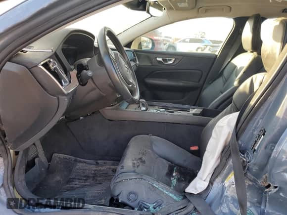 2022 Volvo S60 Momentum z VIN 7JRL12FZ5NG154635, wystawiony jako Copart lot #82207144 z przebiegiem Nie podano mil oraz Szkoda całkowita • Salvage title. Historia ofert i sprzedaży dostępna na DreamBid. Obrazek 7.