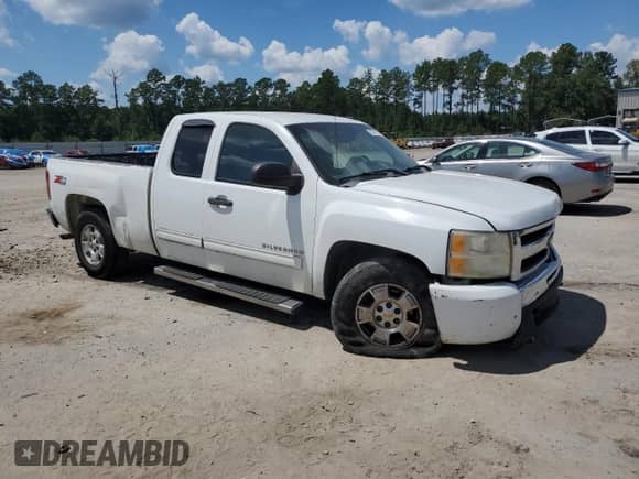 2010 Chevrolet Silverado 1500 LT z VIN 1GCSKSE39AZ275672, wystawiony jako Copart lot #70373915 z przebiegiem 284 811 mil mil oraz Szkoda całkowita • Salvage title. Historia ofert i sprzedaży dostępna na DreamBid. Obrazek 4.