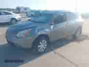 2009 Nissan Rogue SL z VIN JN8AS58T99W045947, wystawiony jako IAAI lot #43143154 z przebiegiem 214 193 mil mil oraz . Historia ofert i sprzedaży dostępna na DreamBid. Obrazek 2.