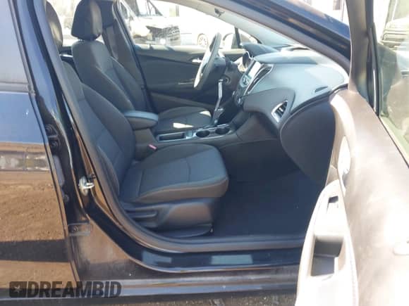 2019 Chevrolet Cruze LS z VIN 1G1BC5SM9K7152097, wystawiony jako IAAI lot #43197925 z przebiegiem 53 996 mil mil oraz . Historia ofert i sprzedaży dostępna na DreamBid. Obrazek 5.