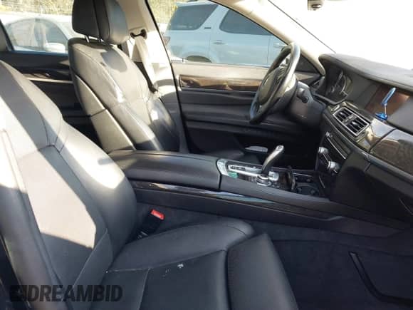 2012 BMW 7 Series 750i xDrive z VIN WBAKC6C56CDX99500, wystawiony jako IAAI lot #41362148 z przebiegiem 116 391 mil mil oraz . Historia ofert i sprzedaży dostępna na DreamBid. Obrazek 5.