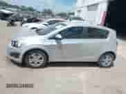 2012 Chevrolet Sonic LS z VIN 1G1JA6SH1C4231907, wystawiony jako IAAI lot #42075806 z przebiegiem 150 741 mil mil oraz . Historia ofert i sprzedaży dostępna na DreamBid. Obrazek 14.