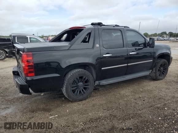 2013 Chevrolet Avalanche LTZ z VIN 3GNMCGE04DG350489, wystawiony jako Copart lot #82226825 z przebiegiem 198 732 mil mil oraz Szkoda całkowita • Salvage title. Historia ofert i sprzedaży dostępna na DreamBid. Obrazek 3.