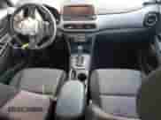 2021 Hyundai Kona SEL с VIN KM8K22AA2MU605055, выставлен на аукционе Copart как лот 81210145 с пробегом 65 450 миль миль и Списание • Salvage title. История ставок и продаж доступна на DreamBid. Изображение 8.