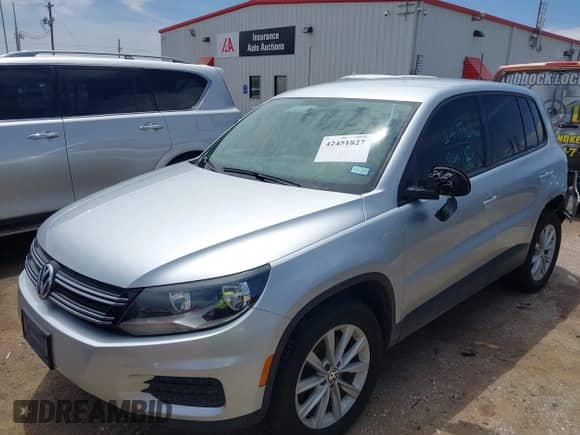 2017 Volkswagen Tiguan S с VIN WVGBV7AX6HK051108, выставлен на аукционе IAAI как лот 42451827 с пробегом 58 462 миль миль и . История ставок и продаж доступна на DreamBid. Изображение 2.