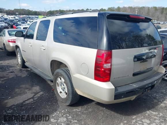 2007 Chevrolet Suburban LS with VIN 1GNFC16047J252702, listed as a IAAI auction lot 41576927 with 401,122 mi miles and . Bid and sale history available at DreamBid. Image 3.