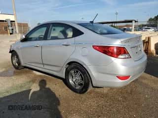 2013 Hyundai Accent GLS z VIN KMHCT4AE4DU421641, wystawiony jako Copart lot #84933565 z przebiegiem 174 782 mil mil oraz Czysty tytuł • Clean title. Historia ofert i sprzedaży dostępna na DreamBid. Obrazek 2.