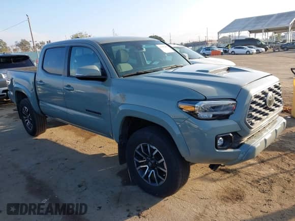 2023 Toyota Tacoma SR z VIN 3TMCZ5AN9PM626034, wystawiony jako IAAI lot #43517093 z przebiegiem 35 131 mil mil oraz . Historia ofert i sprzedaży dostępna na DreamBid. Obrazek 1.