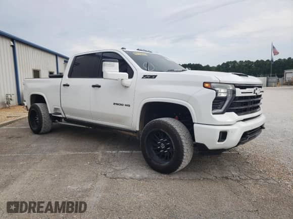 2024 Chevrolet Silverado 2500HD LTZ z VIN 2GC4YPEY8R1188561, wystawiony jako Copart lot #61419725 z przebiegiem 13 902 mil mil oraz Szkoda całkowita • Salvage title. Historia ofert i sprzedaży dostępna na DreamBid. Obrazek 4.