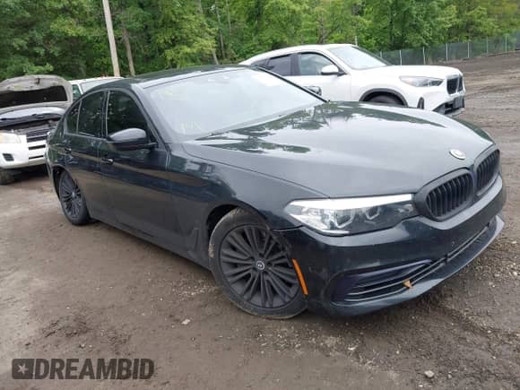 2019 BMW 5 Series 530e xDrive z VIN WBAJB1C51KB375850, wystawiony jako IAAI lot #42375948 z przebiegiem 70 680 mil mil oraz . Historia ofert i sprzedaży dostępna na DreamBid. Obrazek 1.