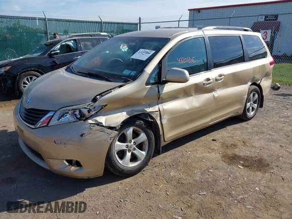 2012 Toyota Sienna LE AAS z VIN 5TDKK3DC7CS224182, wystawiony jako IAAI lot #43201806 z przebiegiem 218 893 mil mil oraz . Historia ofert i sprzedaży dostępna na DreamBid. Obrazek 17.