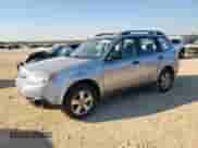 2012 Subaru Forester X z VIN JF2SHBBC6CH410331, wystawiony jako Copart lot #84626595 z przebiegiem 81 661 mil mil oraz Szkoda całkowita • Salvage title. Historia ofert i sprzedaży dostępna na DreamBid. Obrazek 1.