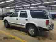 1998 Chevrolet Blazer LT z VIN 1GNDT13W5W2158448, wystawiony jako Copart lot #51223255 z przebiegiem 298 952 mil mil oraz Szkoda całkowita • Salvage title. Historia ofert i sprzedaży dostępna na DreamBid. Obrazek 2.