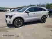 2025 Kia Sorento S z VIN 5XYRLDJC3SG372539, wystawiony jako Copart lot #66967995 z przebiegiem 1 875 mil mil oraz Szkoda całkowita • Salvage title. Historia ofert i sprzedaży dostępna na DreamBid. Obrazek 1.