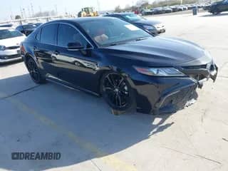 2022 Toyota Camry Hybrid XSE z VIN 4T1K31AK4NU579480, wystawiony jako IAAI lot #41709133 z przebiegiem 66 968 mil mil oraz . Historia ofert i sprzedaży dostępna na DreamBid. Obrazek 1.