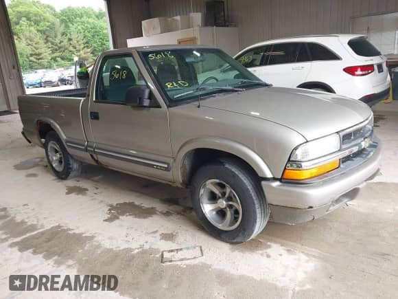 2000 Chevrolet S-10 with VIN 1GCCS1456YK216812, listed as a IAAI auction lot 42415618 with 140,861 mi miles and . Bid and sale history available at DreamBid. Image 1.