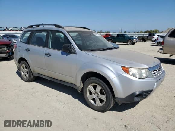 2011 Subaru Forester X z VIN JF2SHABC0BG704032, wystawiony jako Copart lot #68968225 z przebiegiem 148 742 mil mil oraz Czysty tytuł • Clean title. Historia ofert i sprzedaży dostępna na DreamBid. Obrazek 4.