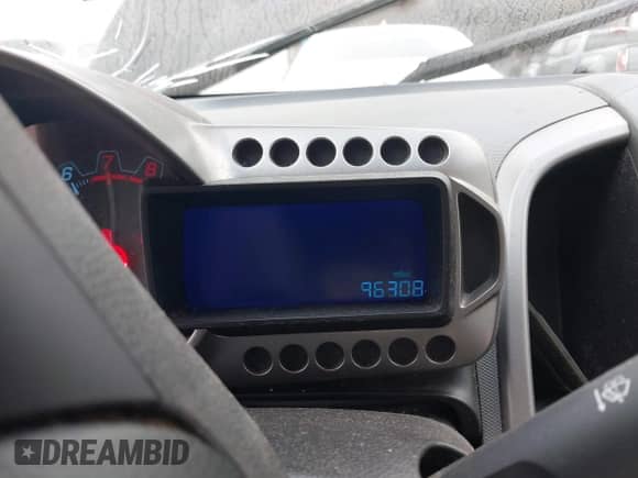 2012 Chevrolet Sonic LT z VIN 1G1JC5SB4C4161917, wystawiony jako IAAI lot #41545470 z przebiegiem 96 308 mil mil oraz . Historia ofert i sprzedaży dostępna na DreamBid. Obrazek 7.