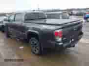 2022 Toyota Tacoma SR5 z VIN 3TYDZ5BN1NT017041, wystawiony jako IAAI lot #41475501 z przebiegiem 39 460 mil mil oraz . Historia ofert i sprzedaży dostępna na DreamBid. Obrazek 3.