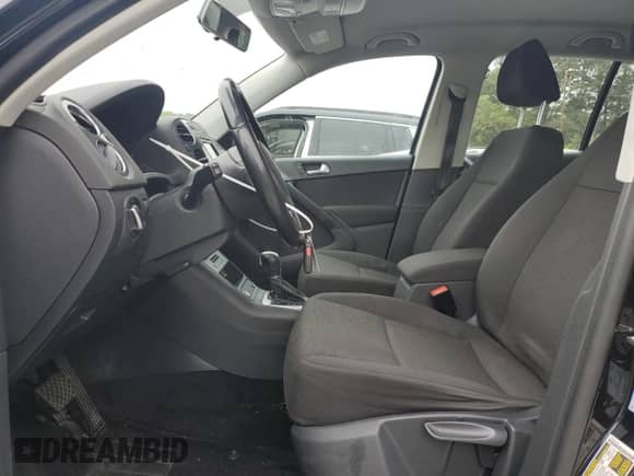 2017 Volkswagen Tiguan S с VIN WVGAV7AX8HK044351, выставлен на аукционе Copart как лот 82145745 с пробегом 97 249 миль миль и Списание • Salvage title. История ставок и продаж доступна на DreamBid. Изображение 7.