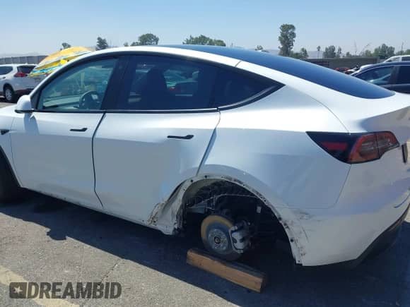 2022 Tesla Model Y Long Range z VIN 7SAYGDEE3NF545146, wystawiony jako IAAI lot #42724193 z przebiegiem Nie podano mil oraz . Historia ofert i sprzedaży dostępna na DreamBid. Obrazek 20.
