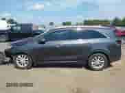 2017 Kia Sorento LX z VIN 5XYPG4A33HG218496, wystawiony jako IAAI lot #42940705 z przebiegiem 167 588 mil mil oraz . Historia ofert i sprzedaży dostępna na DreamBid. Obrazek 15.