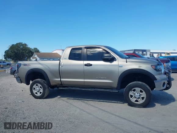 2007 Toyota Tundra SR5 z VIN 5TFRT541X7X009515, wystawiony jako IAAI lot #43451636 z przebiegiem 57 411 mil mil oraz . Historia ofert i sprzedaży dostępna na DreamBid. Obrazek 13.