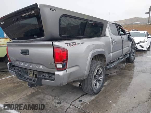 2018 Toyota Tacoma SR5 с VIN 3TMBZ5DN0JM012259, выставлен на аукционе IAAI как лот 41709709 с пробегом Не указан миль и . История ставок и продаж доступна на DreamBid. Изображение 4.