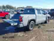 2024 Nissan Frontier SV z VIN 1N6ED1EJ0RN608695, wystawiony jako IAAI lot #41045287 z przebiegiem 4 499 mil mil oraz . Historia ofert i sprzedaży dostępna na DreamBid. Obrazek 4.