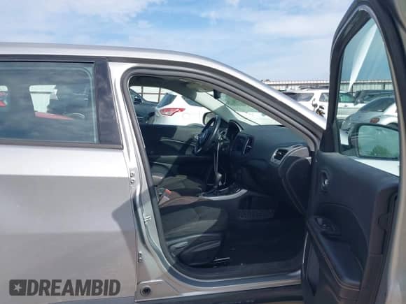 2020 Jeep Compass Sport z VIN 3C4NJDAB4LT256661, wystawiony jako IAAI lot #43300392 z przebiegiem 80 177 mil mil oraz . Historia ofert i sprzedaży dostępna na DreamBid. Obrazek 5.