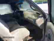 1996 GMC Sierra 1500 z VIN 2GTEC19M3T1502695, wystawiony jako IAAI lot #42199919 z przebiegiem 285 889 mil mil oraz . Historia ofert i sprzedaży dostępna na DreamBid. Obrazek 5.