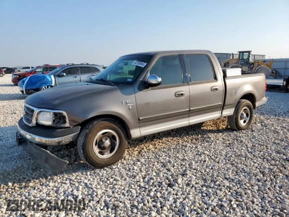 2002 Ford F-150 XLT с VIN 1FTRW07L12KC05808, выставлен на аукционе Copart как лот 80760845 с пробегом 258 794 миль миль и Списание • Salvage title. История ставок и продаж доступна на DreamBid. Изображение 1.