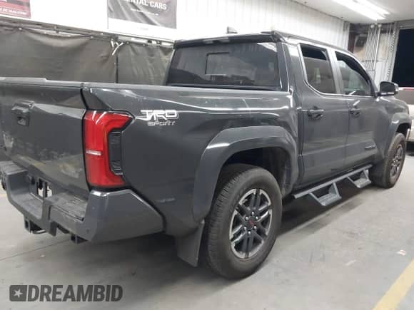 2024 Toyota Tacoma SR5 z VIN 3TMLB5JN7RM065128, wystawiony jako IAAI lot #42327526 z przebiegiem 8 385 mil mil oraz . Historia ofert i sprzedaży dostępna na DreamBid. Obrazek 4.