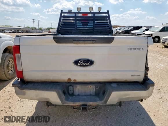 2018 Ford F-250 XL z VIN 1FT7W2A62JEC66863, wystawiony jako Copart lot #67570545 z przebiegiem 193 948 mil mil oraz Czysty tytuł • Clean title. Historia ofert i sprzedaży dostępna na DreamBid. Obrazek 6.