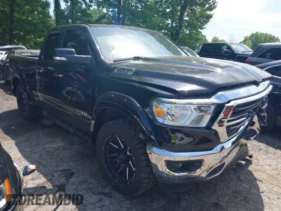 2020 Ram 1500 Big Horn z VIN 1C6SRFBT0LN280347, wystawiony jako IAAI lot #42133444 z przebiegiem 101 906 mil mil oraz . Historia ofert i sprzedaży dostępna na DreamBid. Obrazek 1.