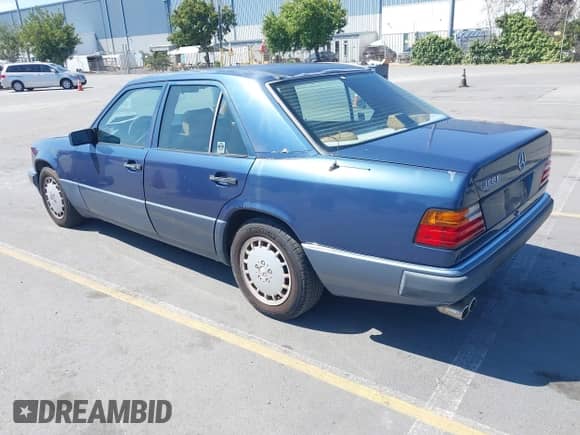 1991 Mercedes-Benz 300 E z VIN WDBEA30D3MB480499, wystawiony jako IAAI lot #42854983 z przebiegiem 166 741 mil mil oraz . Historia ofert i sprzedaży dostępna na DreamBid. Obrazek 3.