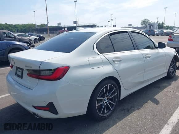 2020 BMW 3 Series 330i xDrive z VIN 3MW5R7J08L8B30585, wystawiony jako IAAI lot #42614783 z przebiegiem 82 715 mil mil oraz . Historia ofert i sprzedaży dostępna na DreamBid. Obrazek 4.