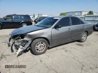 2006 Toyota Camry STD с VIN JTDBE32KX63057064, выставлен на аукционе Copart как лот 87117575 с пробегом 228 136 миль миль и Списание • Salvage title. История ставок и продаж доступна на DreamBid. Изображение 1.