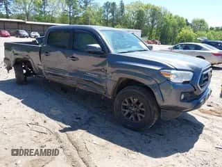 2021 Toyota Tacoma SR5 z VIN 5TFDZ5BN6MX059581, wystawiony jako IAAI lot #42051740 z przebiegiem 65 399 mil mil oraz . Historia ofert i sprzedaży dostępna na DreamBid. Obrazek 1.