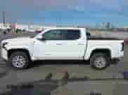 2024 Toyota Tacoma SR5 z VIN 3TMKB5FN5RM022914, wystawiony jako IAAI lot #41398168 z przebiegiem 2 535 mil mil oraz . Historia ofert i sprzedaży dostępna na DreamBid. Obrazek 13.