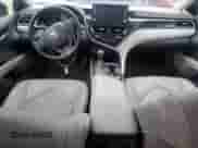 2021 Toyota Camry SE z VIN 4T1S11AK4MU450160, wystawiony jako Copart lot #56654905 z przebiegiem 68 192 mil mil oraz Czysty tytuł • Clean title. Historia ofert i sprzedaży dostępna na DreamBid. Obrazek 8.